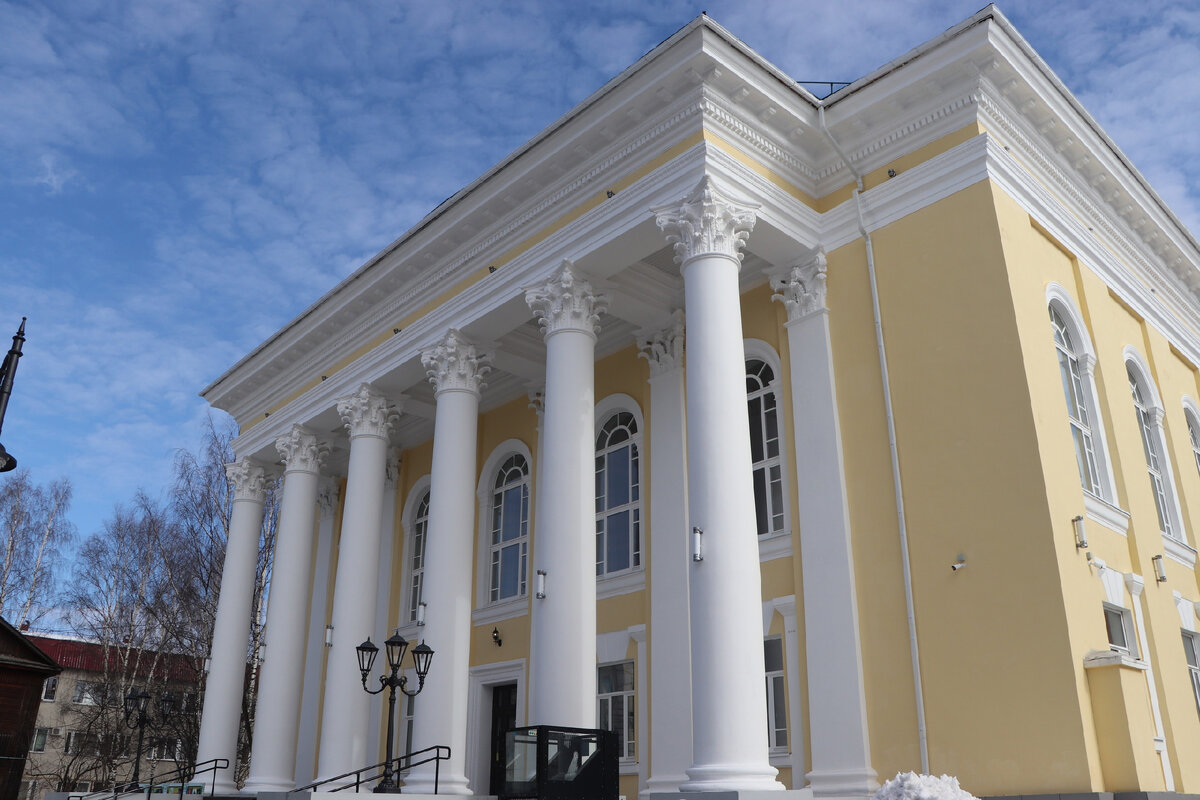 Своим величием и красотой здание Национальной библиотеки Республики Коми во многом обязано великолепной колоннаде коринфского ордера