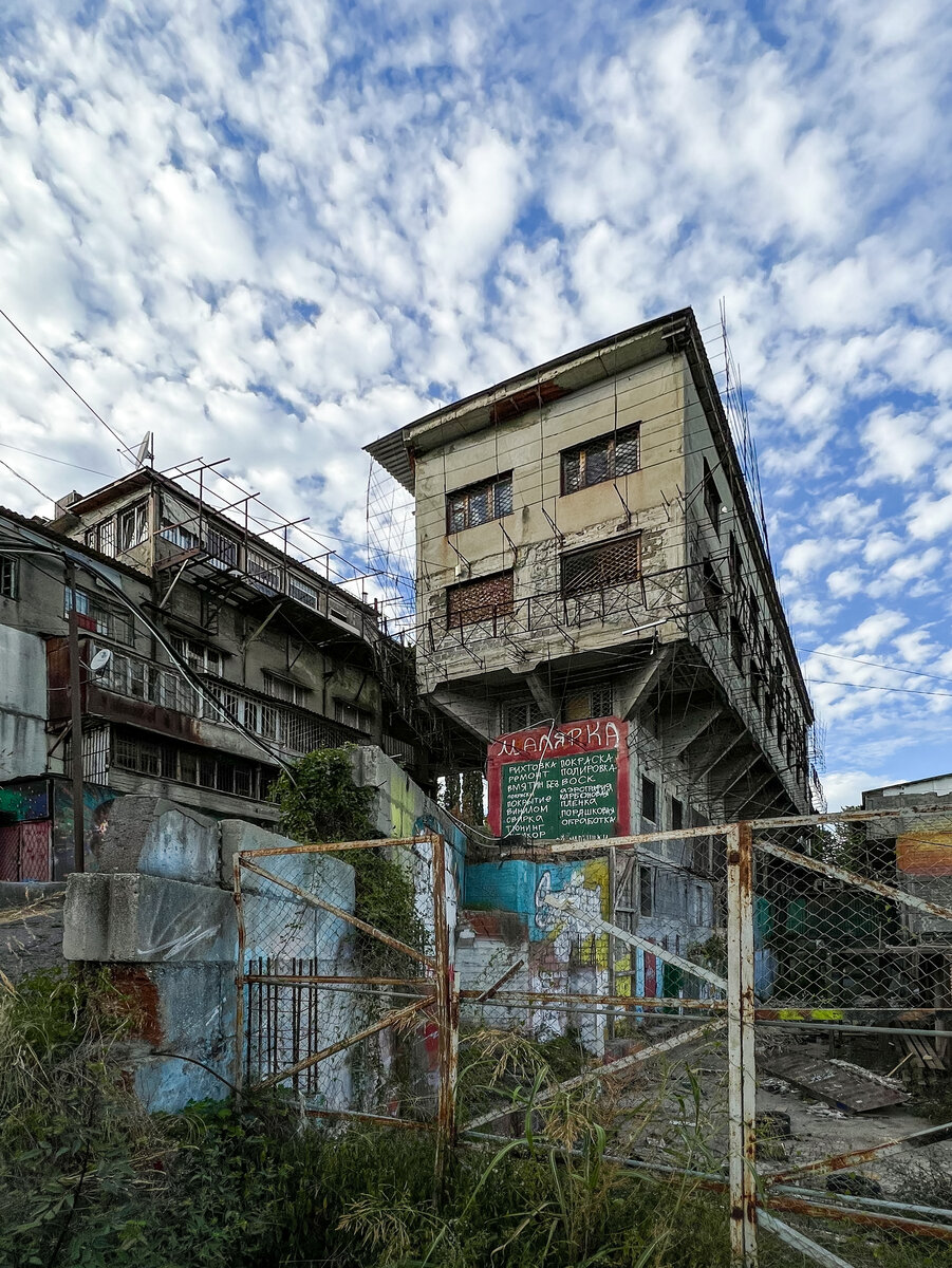 Фавелы на Альпийской улице в Сочи.