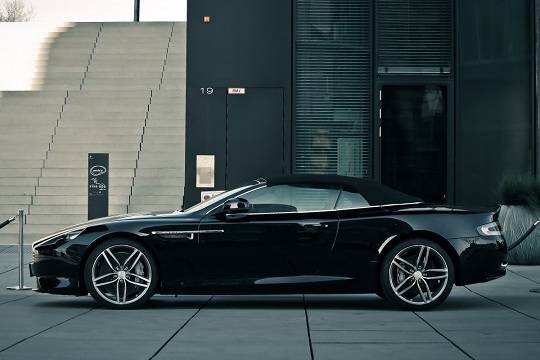    Активисты Just Stop Oil облили краской автосалон Aston Martin