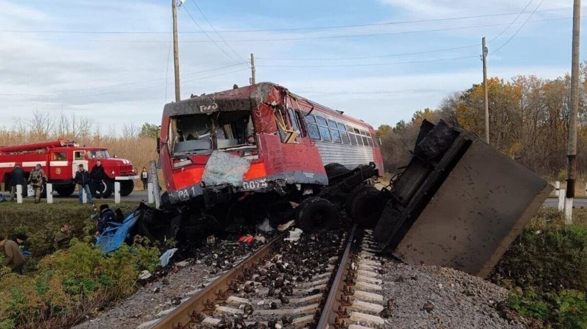    На месте столкновения поезда и КАМАЗа в Сампурском районе Тамбовской области© РИА Новости / Пресс-служба МЧС РФ