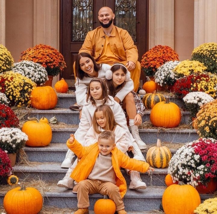     Джиган и Оксана Самойлова с детьми на крыльце своего нового дома Фото: соцсети