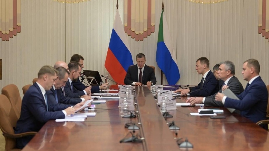     Заместитель председателя Правительства РФ — полномочный представитель Президента РФ в ДФО Юрий Трутнев провёл совещание с главами дальневосточных регионов о реализации на Дальнем Востоке мер, которые необходимо осуществить в субъектах Российской Федерации в связи с Указом Президента России.