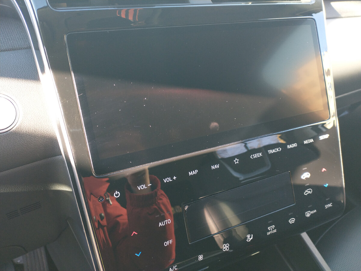 Это - мультимедийная система моего Hyundai Tucson. Сенсоры, большой экран... эти самые сенсоры меня и подвели.