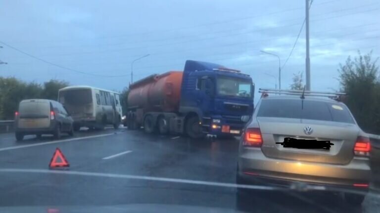    Две аварии на Илекском шоссе парализовали движение по направлению в Оренбург и обратно Андрей Севостьянов
