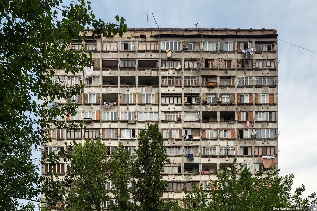 Несколько лет назад я побывал в Грузии. Начать я бы хотел с жилых районов Тбилиси. В далёком 2017 однокомнатная квартира в столице Грузии стоила $30 000.-29