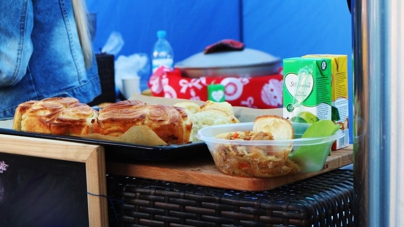     Татарстанцы, проходящие военные учения на базе Казанского танкового училища, получили 2,2 тысячи сладких пирогов. В рамках республиканской акции «Мамины пироги» им также передали аптечки, вязанные перчатки и носки.