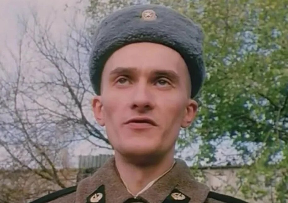 Кадр из сериала "ДМБ" с актёром Петром Коршунковым