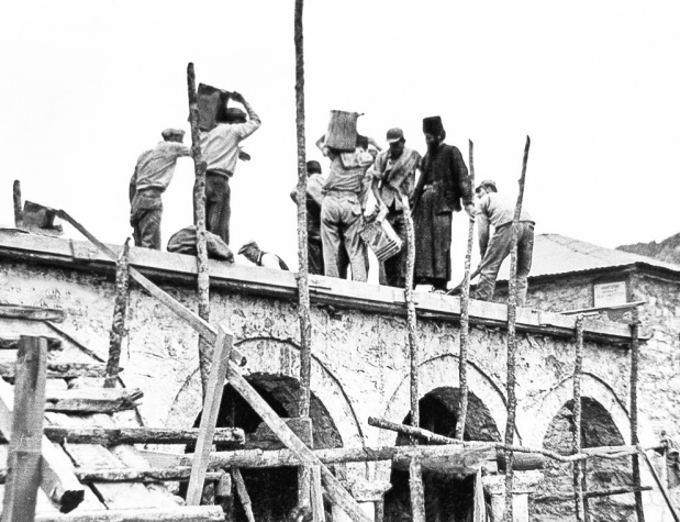 Преподобный Паисий Святогорец и жители Коницы заливают бетон в монастыре Стомион. 1962. Читайте и слушайте книги преподобного Паисия Святогорца (1924-1994). Ссылки внизу