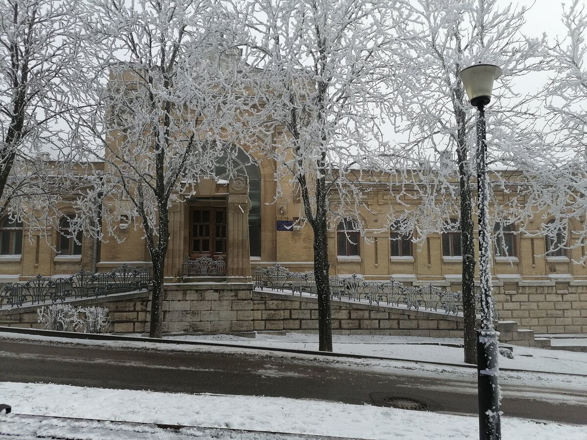 Дом из желтого кирпича в Пятигорске. Из личного архива.