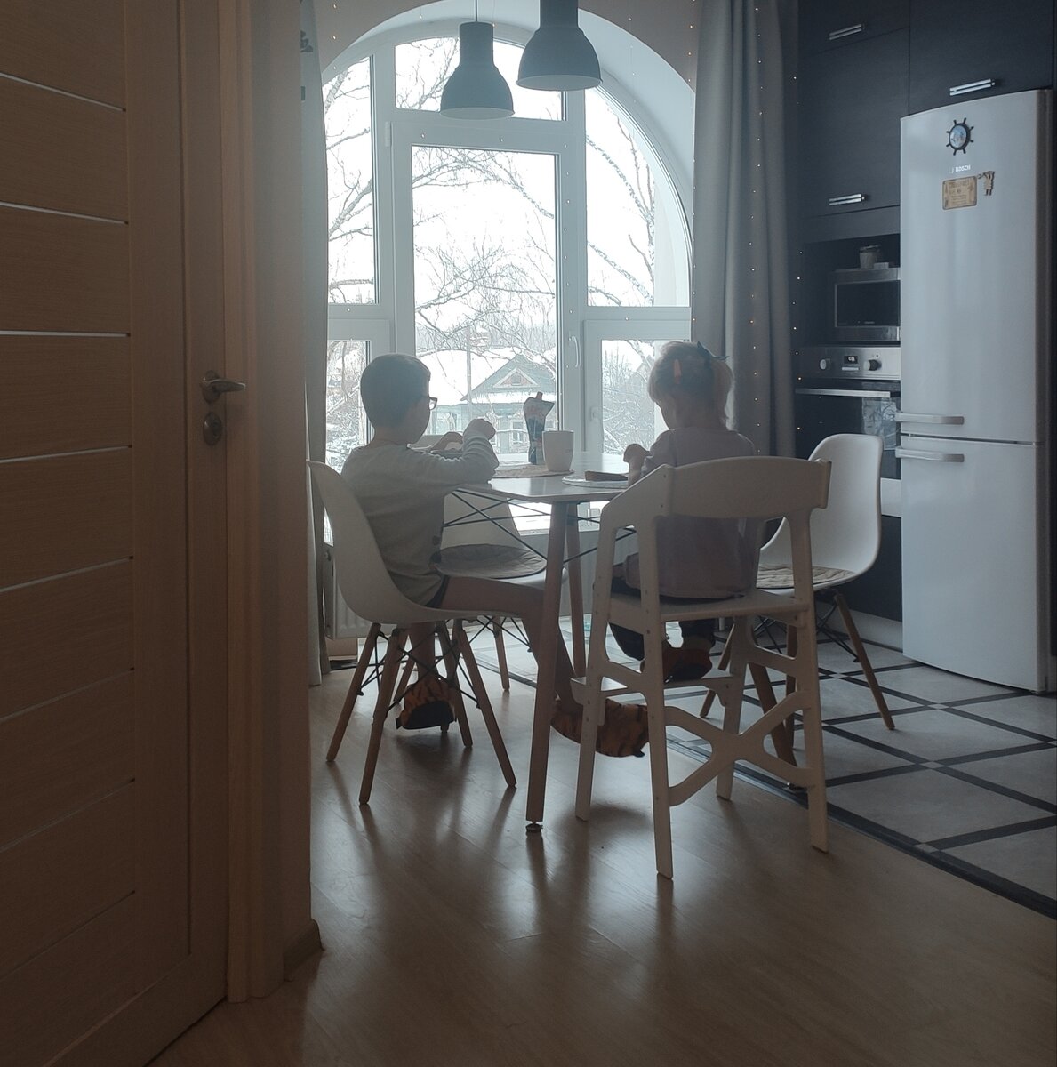 Дети неспешно завтракают и не знают, что скоро их опять куда-то понесет....