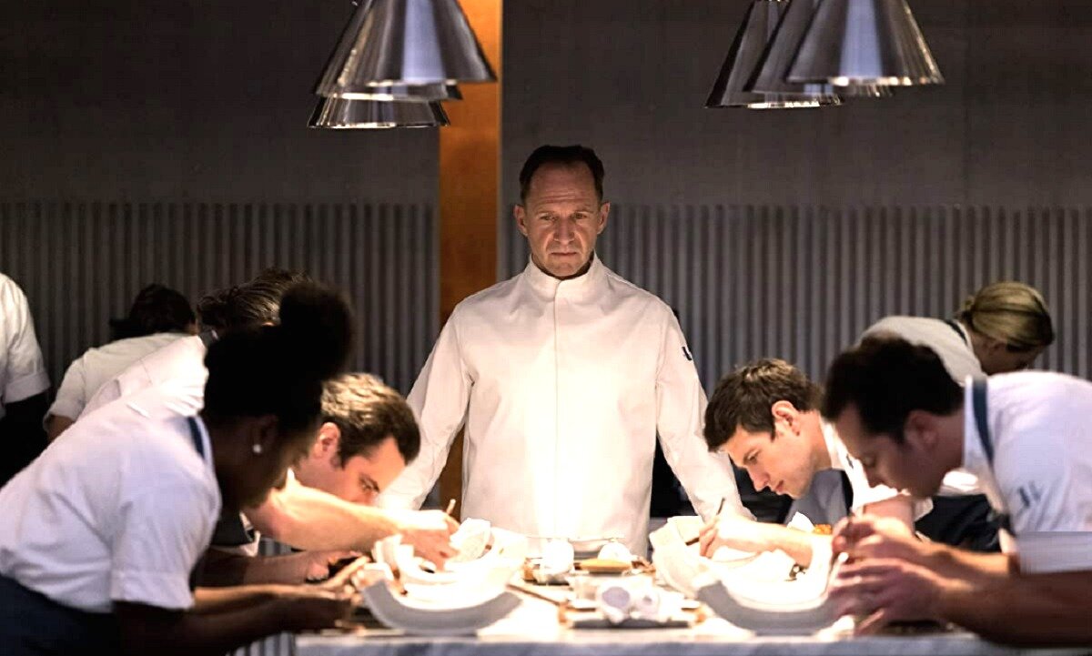 Нет, вы не угадали: это не судомодельный кружок, а кухня суперпонтового ресторана для гурманов, свирепеющих при одном упоминании майонеза и кетчупа, а при виде "доширака" и вовсе падающих в обморок. 