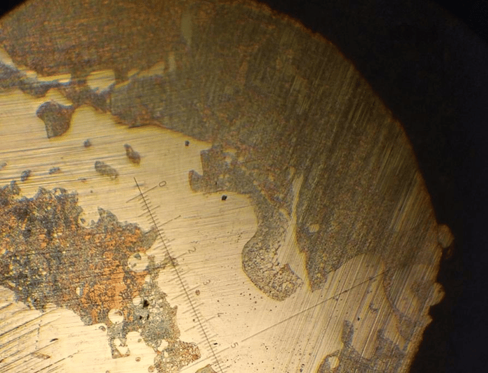    Чередующиеся участки бронзы и стали в сплаве, полученном исследователями Сколтеха. Для масштаба наложена линейка: 1 единица — 0,1 миллиметра / ©Константин Макаренко и другие / Materials & Design