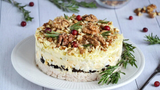    30 минут на кухне: салат с курицей гриль, яйцами и овощами под майонезом Ирина Петрова