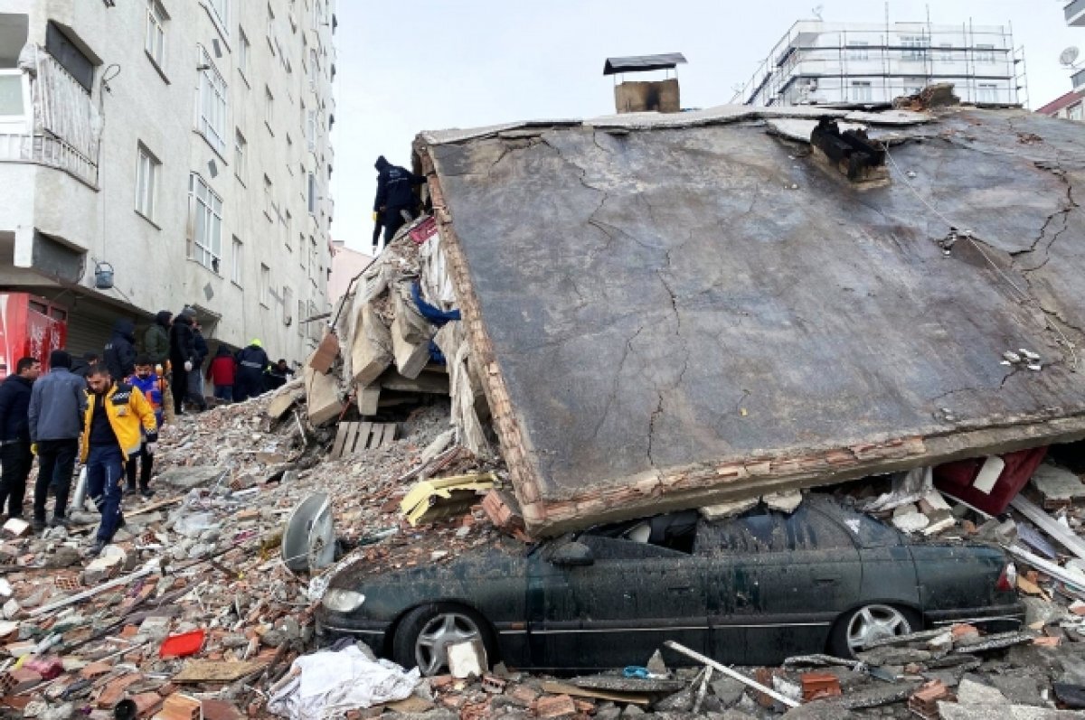    В Турции спасатели вытащили мать с младенцем живыми из-под завалов