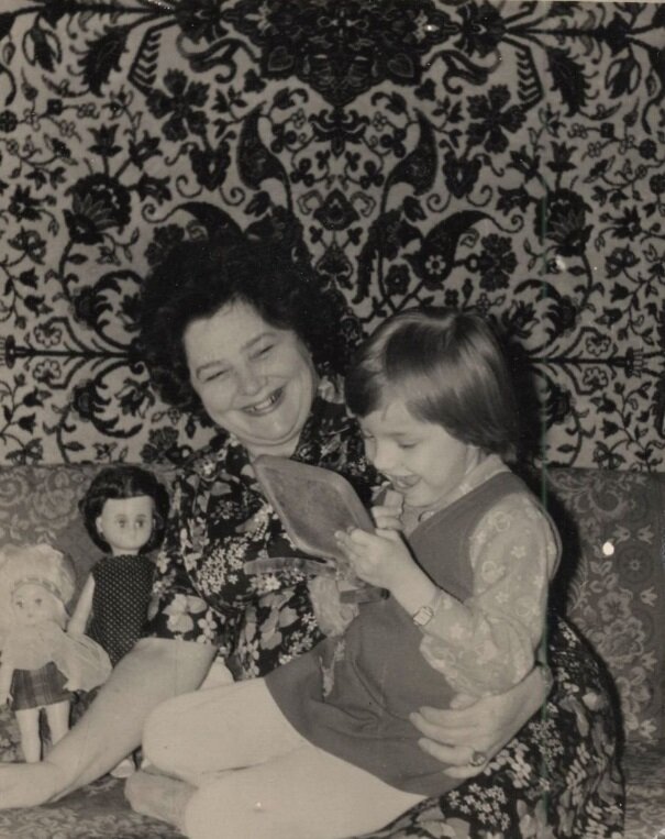 «Надо, надо умываться по утрам и вечерам, а нечистым трубочистам стыд и срам» или «Девушки-красавицы! Вы не мажьте рожи. Лучше запишитесь в Союз молодежи!», такие высказывания были не редкостью в СССР.-10