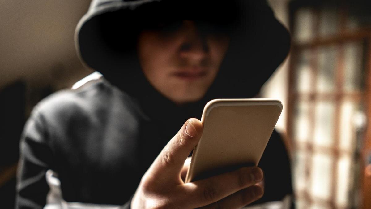    Парень звонит по телефону:Михаил Руденко / Getty Images