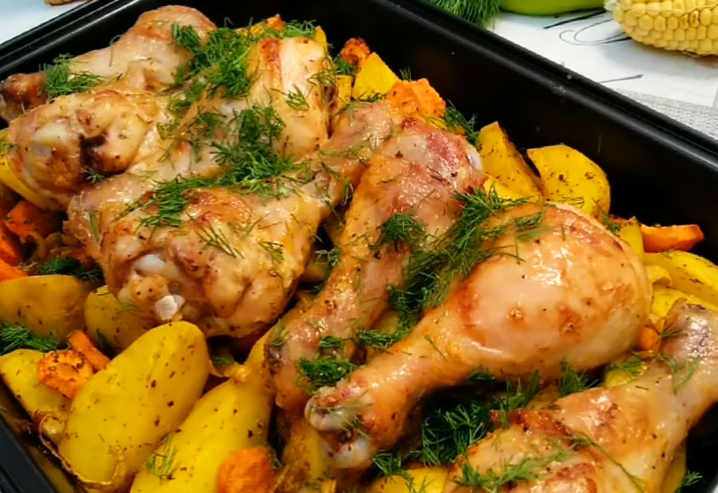 Голень и крылышки с картошкой в духовке. Куриные ножки с картошкой в духовке. Куриные ножки с картошкой в духовке. Картофель запеченный с куриной голенью. Куриная голень в духовке с картошкой на протвине.