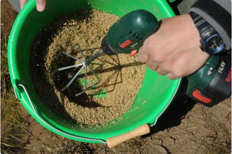 Замешивание прикормочной смеси с помощью венчика. Фото из открытых источников.