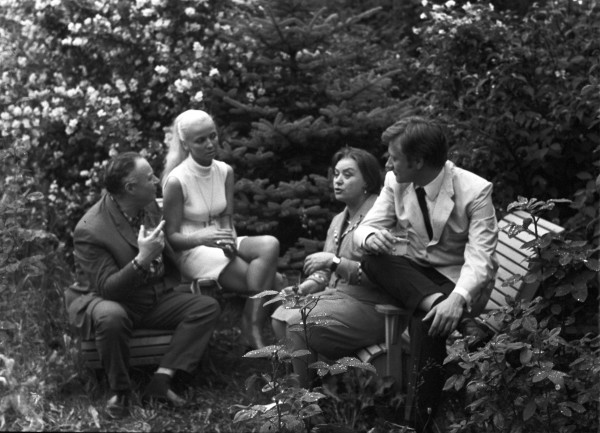  В Пахре  была дача и семьи Мироновых - Менакер. 