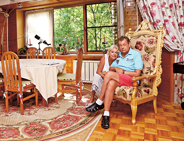  Иметь свою дачу в советское могли себе позволить далеко не все представители творческой элиты. Если кому и выделяли участок, то строиться приходилось самому. Искать по блату доску, кирпичи.-4