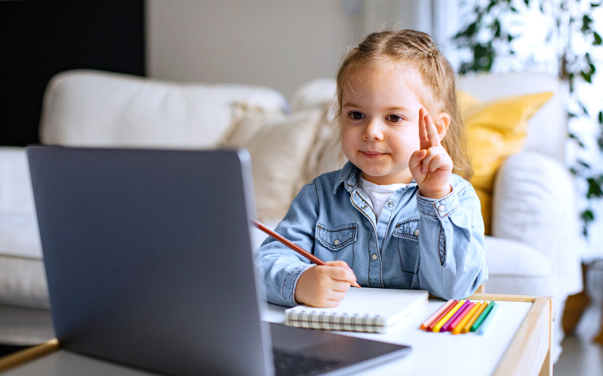 Будущая первоклассница перед компьютером. Источник: istockphoto.com/ru