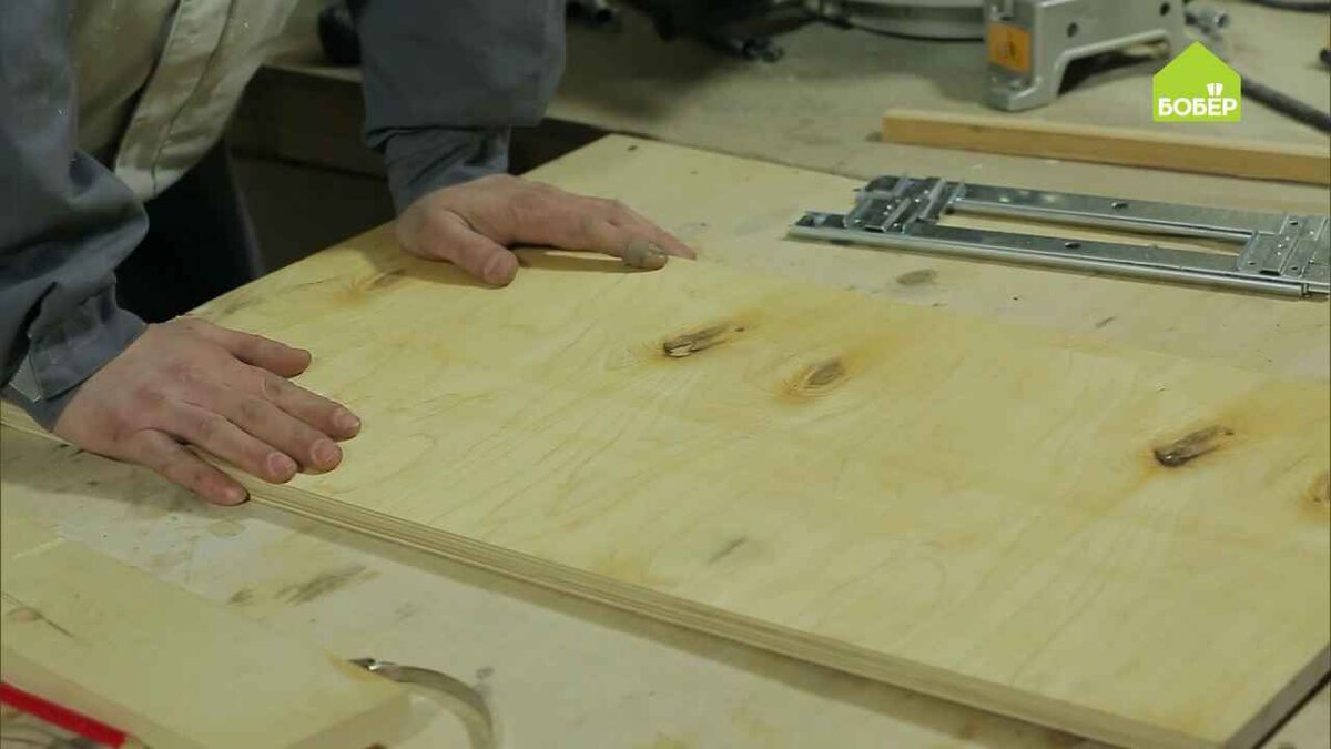 В качестве основания пилы будет использоваться лист фанеры, на который необходимо изготовить и прикрепить движущий механизм (слайдер) из двух небольших кусков фанеры.