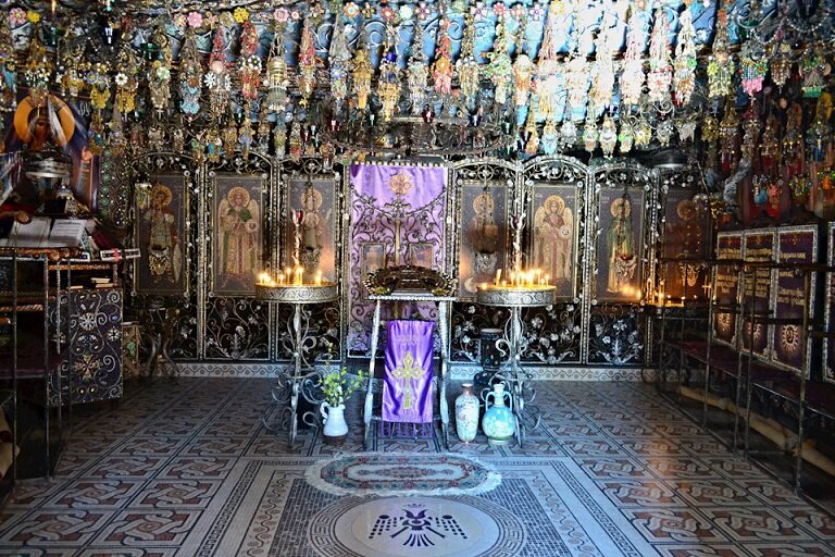 В России много красивых мест, оценить это можно, если едешь поездом с Калининграда во Владивосток. Чувствуется очень сильно, насколько необъятна и разнообразна природа. Люди такие разные.-4