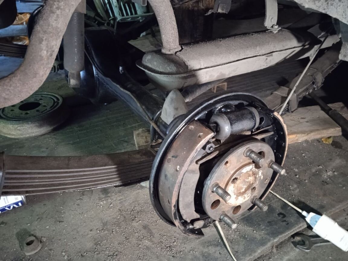 задняя стойка рено логан. задние колодки киа рио 3. задние амортизаторы ховер н3. крепления задней пружины ваз 2108. стоит ли менять задние.