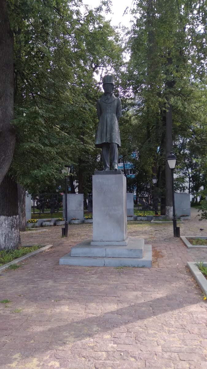 Открытие памятника состоялось в 1993 году.
