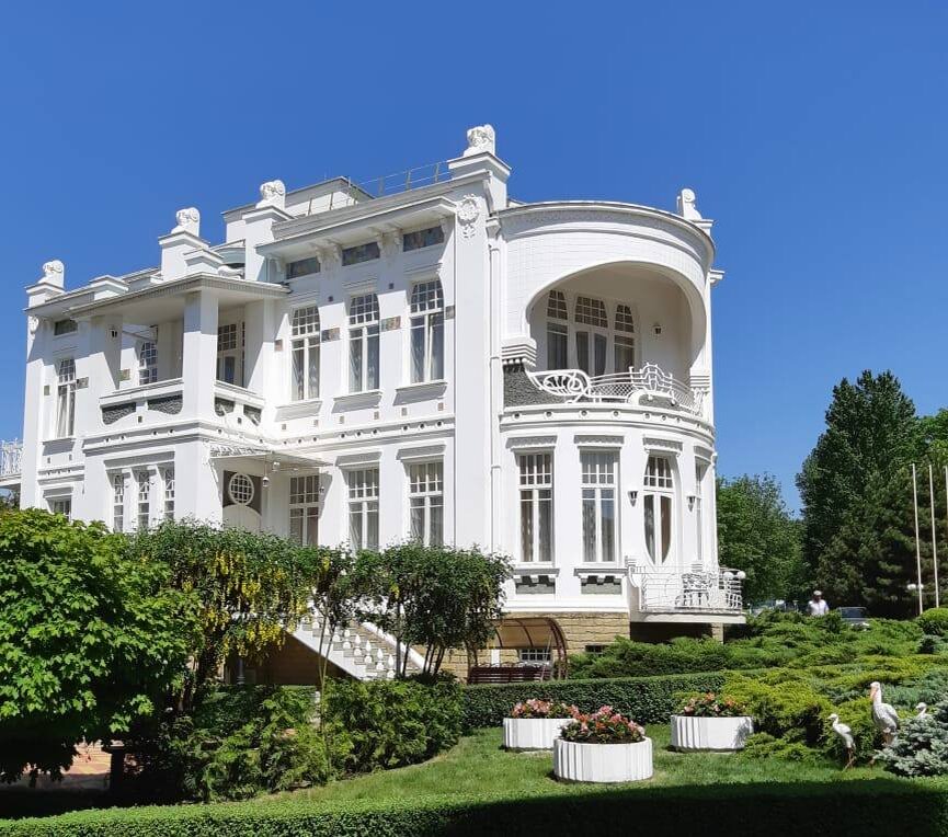 Здание санатория "Долина нарзанов" г. Кисловодск. Фото жены автора