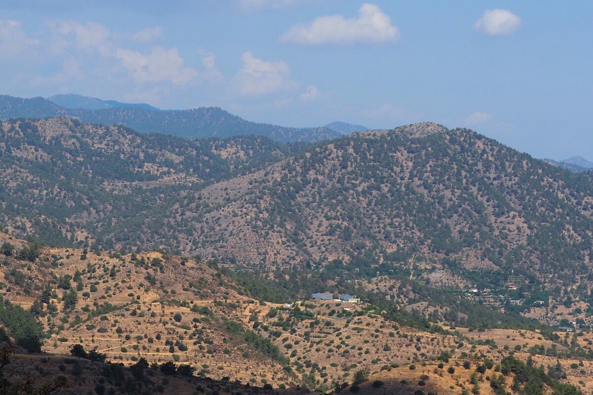Деревня расположена вдали от крупных дорог и городов. Когда-то это спасало от нападений и войн, но, в итоге послужило главной причиной почему жители оставили деревню