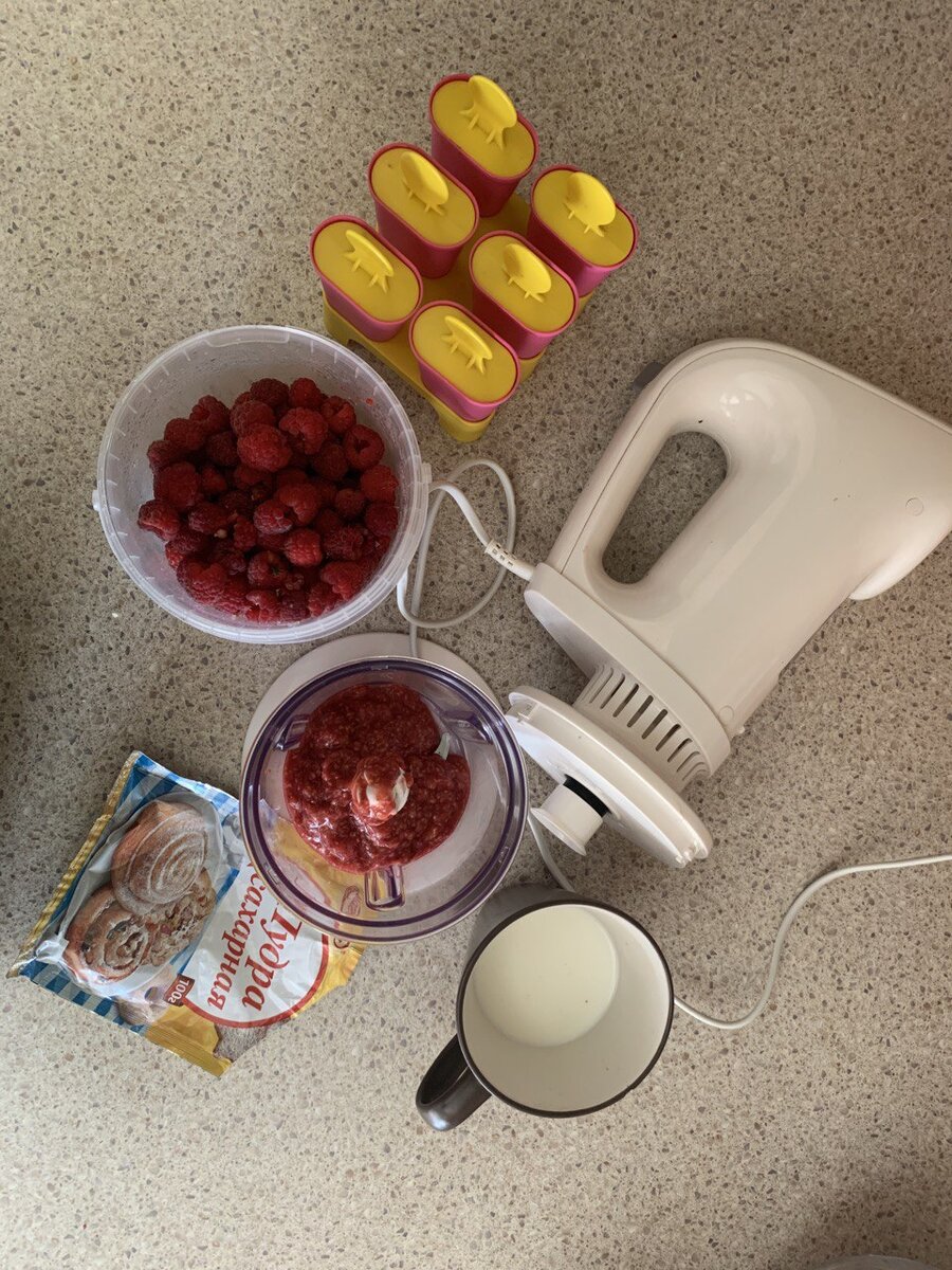 Блендер, малина, молоко, сахарная пудра