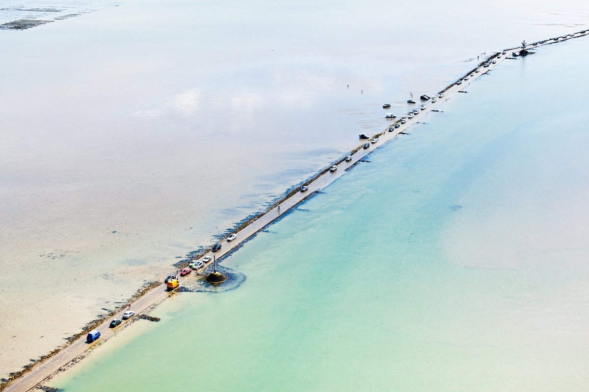 На морских дорогах. Пассаж де Гуа. Ле-Пассаж-дю-Гуа, Франция. Дорога Passage du Gois. Подводная дорога Пассаж дю Гуа.