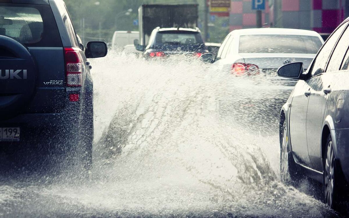 Может ли автомобиль развернуть на 360 градусов при водяном клине, после или  во время дождя? | 100 Точно-Дальневосточно! | Дзен