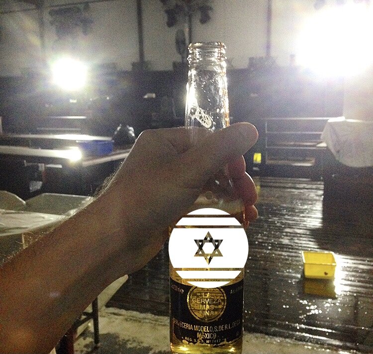 Единственная уцелевшая фотография из того клуба. Тазики на барной стойке и полу. Готовы к открытию?