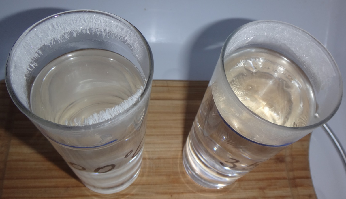 Замерзаю в теплой воде. Эффект Мпембы. Замороженная вода в стакане. Горячая вода в стакане. Опыт с замораживанием воды.