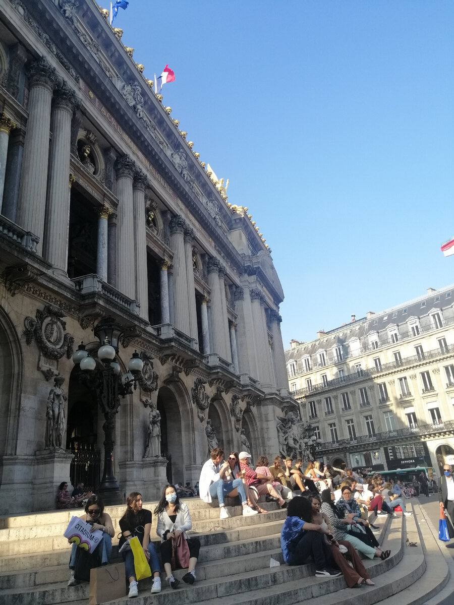 около Оперы Гарнье июль 2021