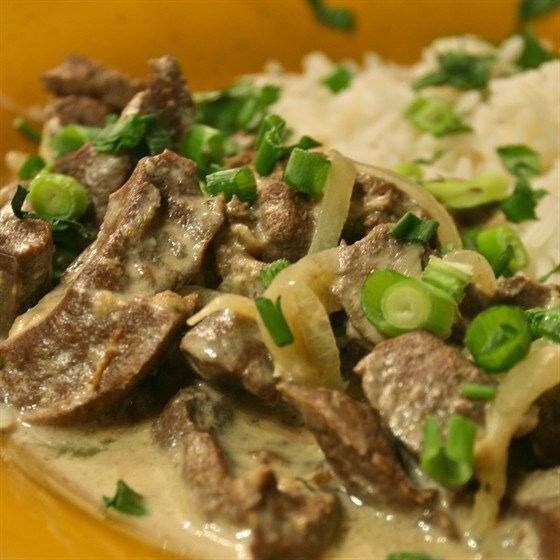 
Итого на 100 грамм 137 ккал 
Б/Ж/У 17.3 / 5 / 5.6 
 
Ингредиенты: 
Печень говяжья 0,5 кг 
Сыр 150 г 
Репчатый лук 1 штука 
Морковь 1 штука 
Мука овсяная 1 столовая ложка 
Зелень 30 г
Специи по вкусу 
 
Приготовление: 
1. Лук очистить и мелко нарезать, морковь натереть на мелкой терке. 
2 Печень аккуратно промыть, удалить лишние пленки и нарезать на небольшие продольные кусочки. 
3 Лук, морковь и печенку выложить на сковороду и, постоянно помешивая, обжарить на среднем огне примерно 8-10 минут. 
4 Добавить соль, специи, столовую ложку муки и хорошенько перемешать, а затем влить стакан воды. 
5 Когда вода закипит, выложить кусочки сыра и, не забывая помешивать, дождаться его полного растворения. 
6 Готовую печенку посыпать свежей зеленью и подавать к столу 