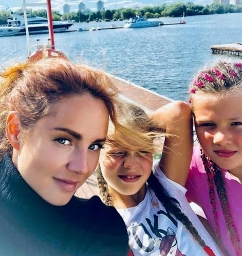 Не стоит забывать, что Марину дома ждут две прекрасные дочки: Маша и Саша