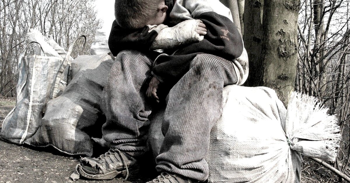 Санька с матерью жили бедно и голодно. Бедные дети России. Нищие дети в России. Бедность в России дети.