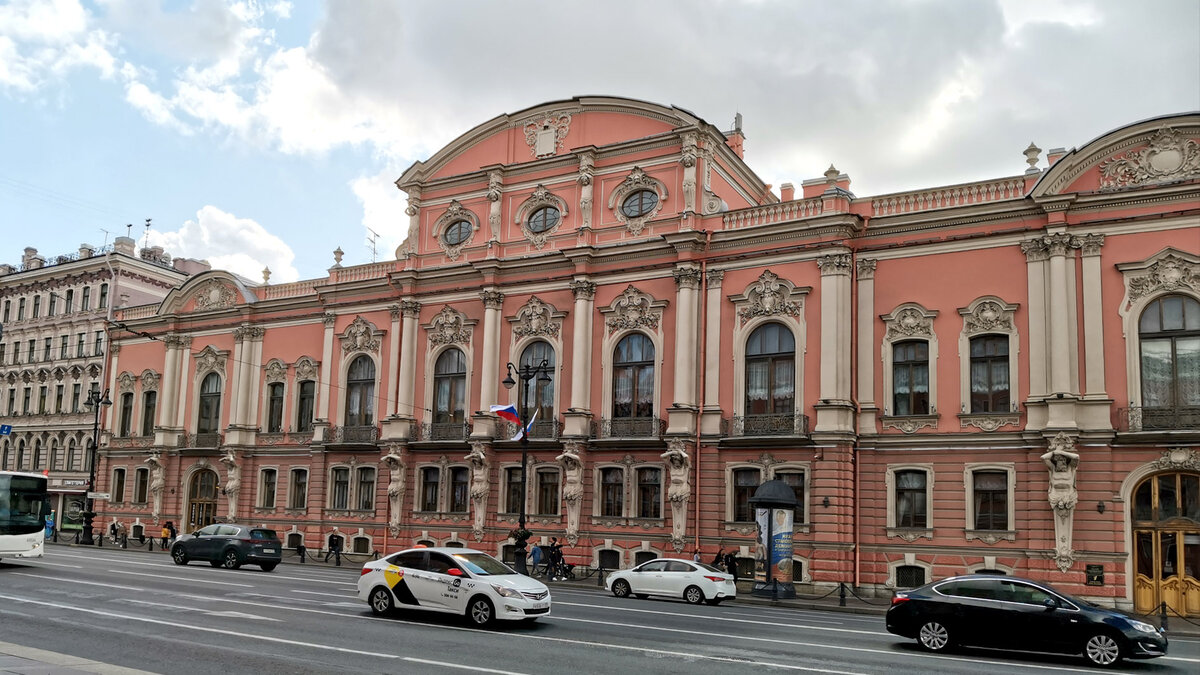 Вид на дворец Белосельских-Белозерских с Невского проспекта