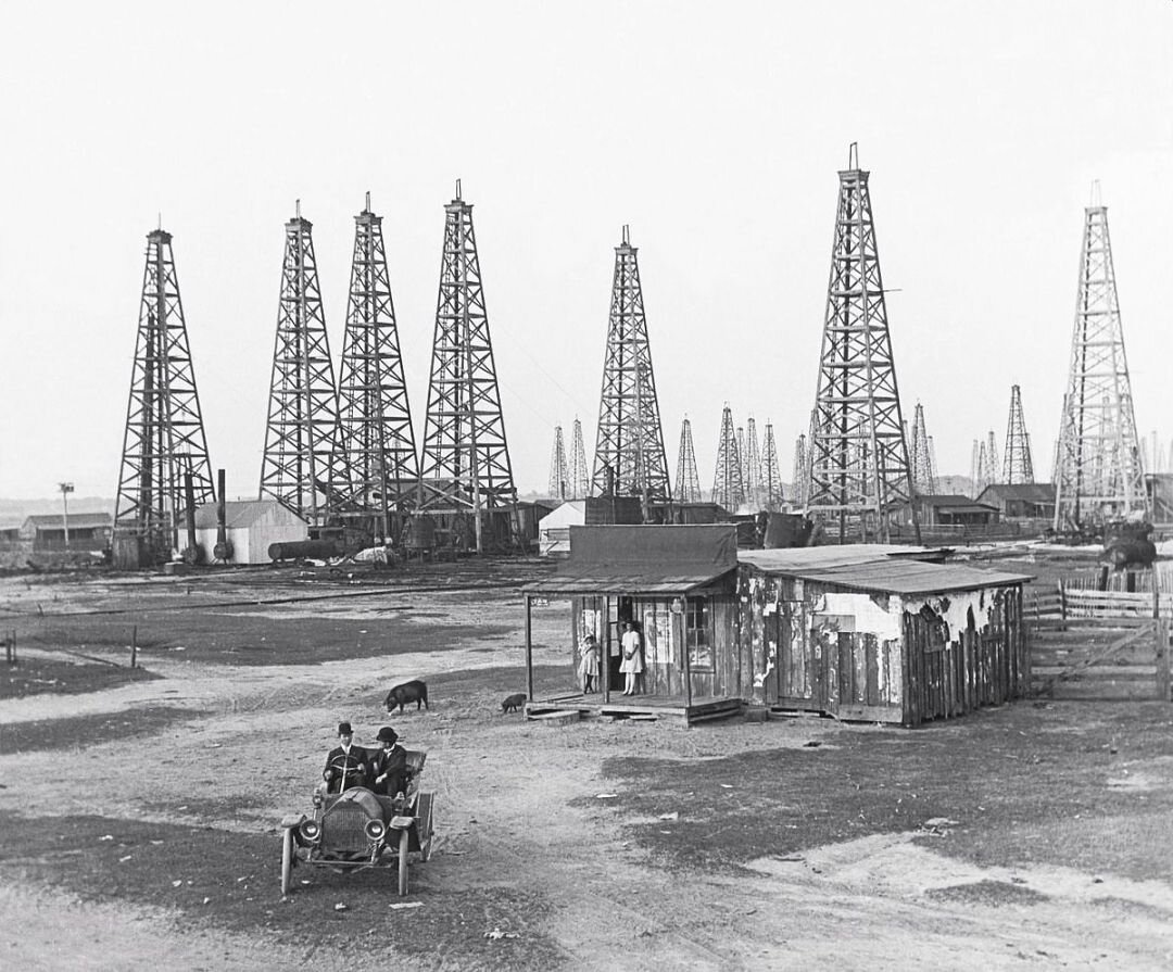 Добыча нефти начало. Нефтяные скважины Поволжья 1950. Добыча нефти 19 век. Добыча нефти в 19 веке в США. Нефтяная промышленность США 19 век.