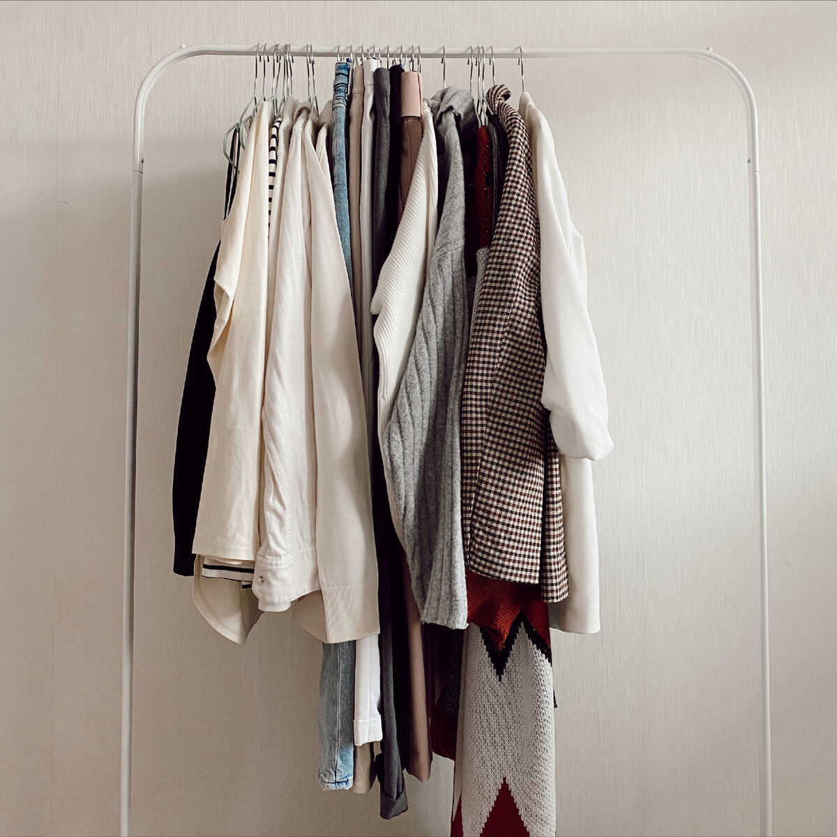 Вот сколько места вещи занимают в шкафу. На мой вкус очень компактно. Состав - брюки (6 шт), топы без рукава (4 шт), кофты и рубашки (8 шт), накидки (4 шт), верхняя одежда (5 штук), обувь (6 пар), сумки (5 шт), шапки (2 шт), шарфы (2 шт), носки (2 пары). 