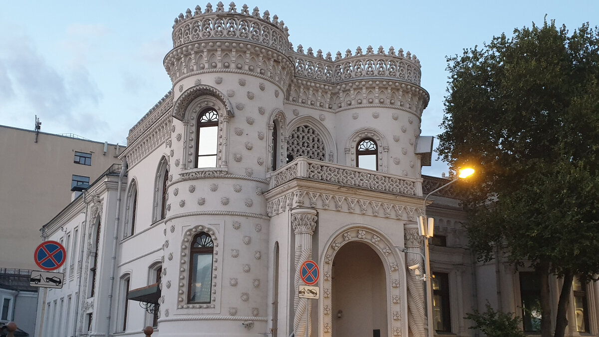 Особняк Арсения Морозова на Воздвиженке (авторское фото, лето 2021 г.)