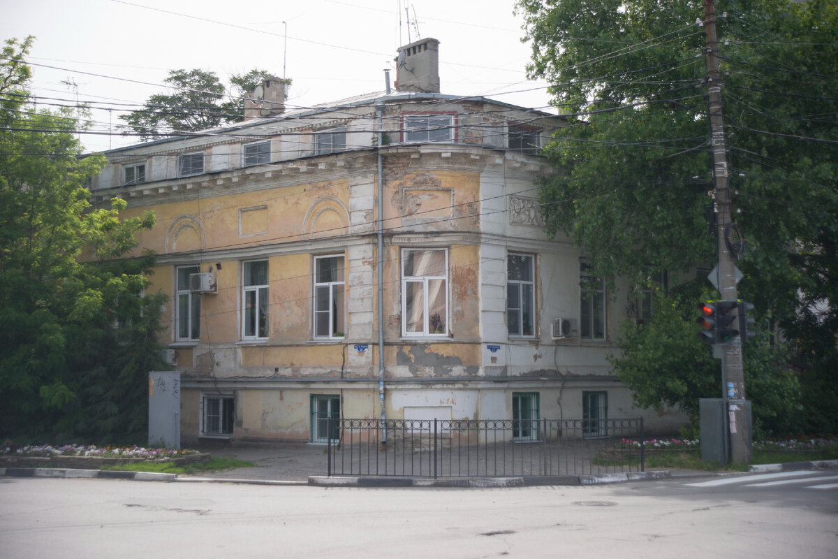 Один из красивейших  и самых поврежденных особняков города