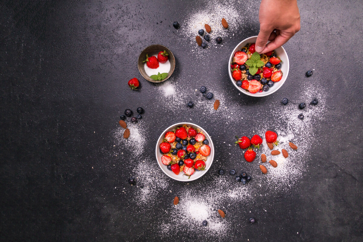 Хотите побаловать домочадцев вкусным блюдом, но не хочется долго возиться с продуктами на кухне? Есть решение: мы подготовили три быстрых рецепта десертов, которые понравятся и взрослым, и детям.