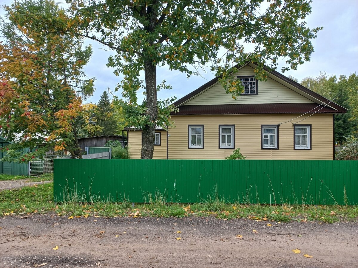 Домик желтый.