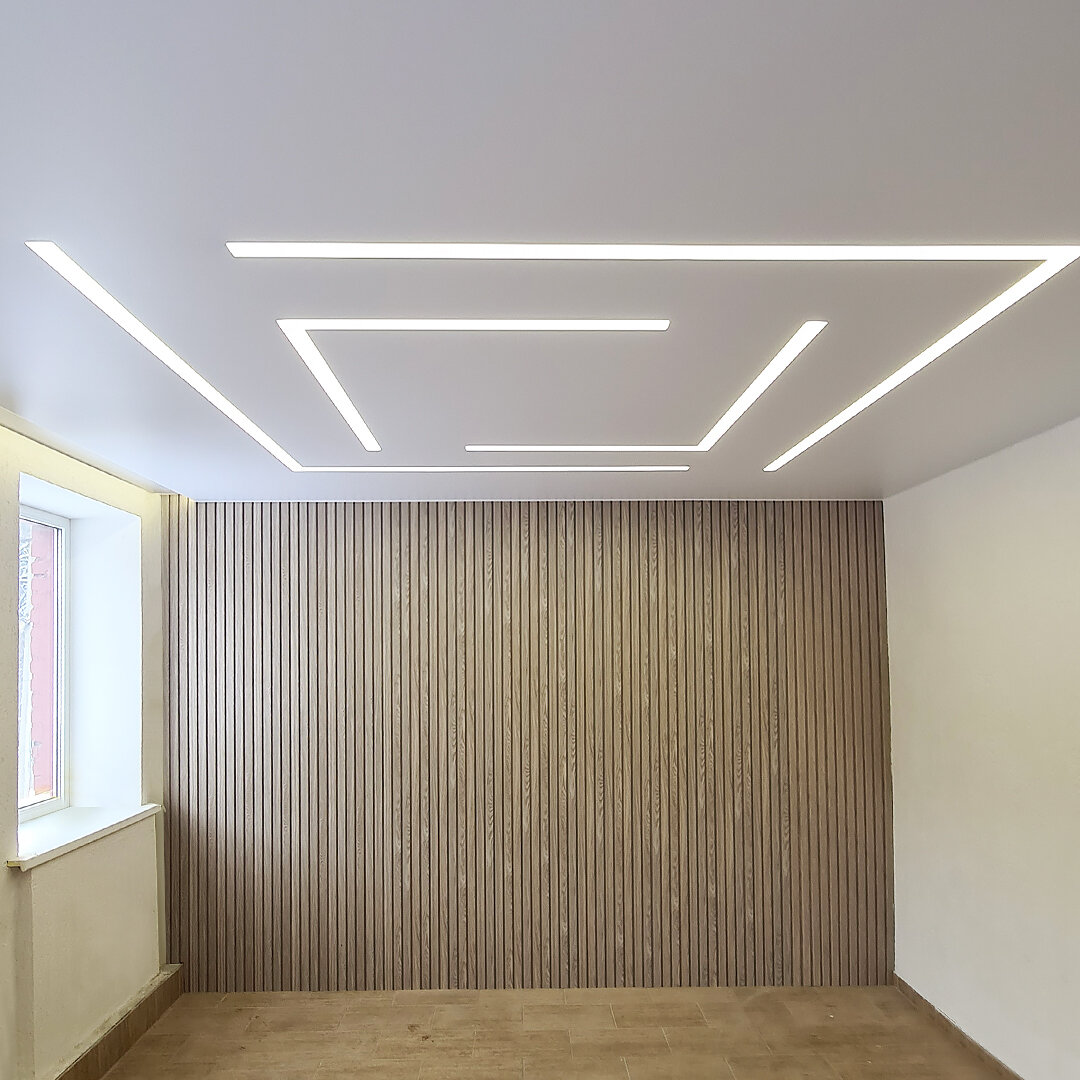 Натяжной потолок со световыми линиями в спальне