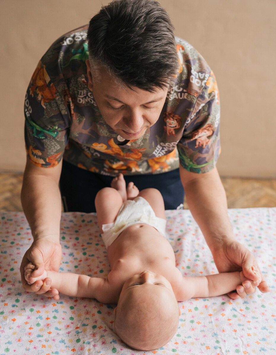 В первые полгода массаж предпочтительнее, после 6 месяцев лучше уделять больше внимания упражнения для укрепления рук