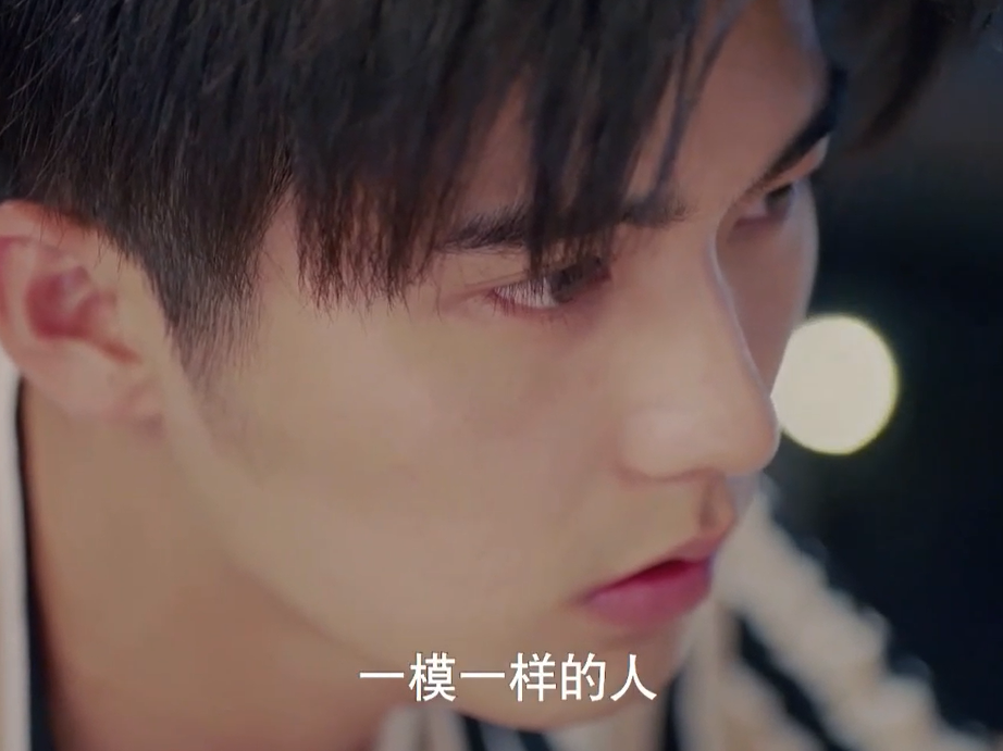 一模一样 （yīmú yīyàng) - "совершенно одинаковый, один в один, как две капли воды"